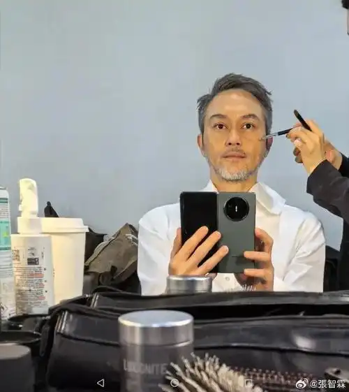 52岁张智霖胡子鬓边都白了一下子就老了沧桑带袁咏仪用餐