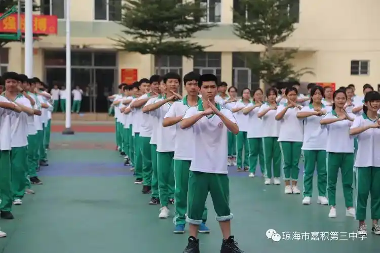 琼海市嘉积第三中学举办第十四届田径运动会(视频)