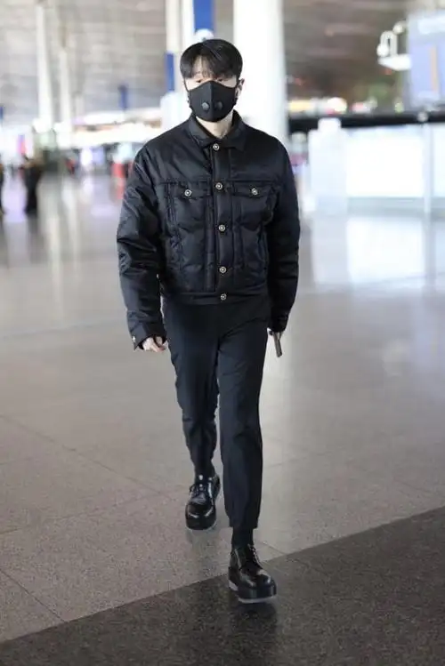 李荣浩秋冬造型一双皮鞋一条西裤轻松穿出文艺范