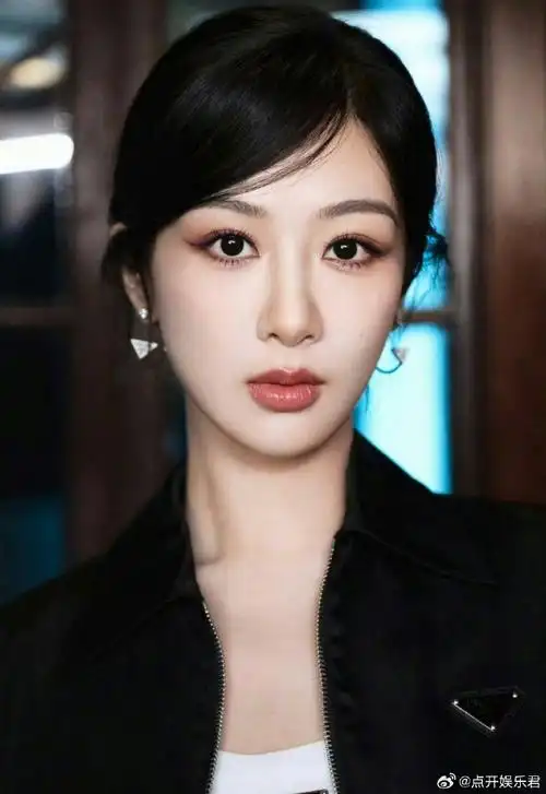 金鹤龙给女明星化的妆