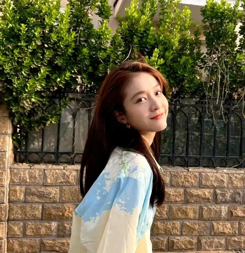 张雪迎分享了她休闲日常的照片,拍摄在路边,散发出慵懒感和年轻女生