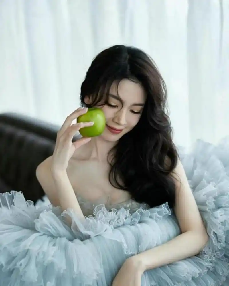 新生代演员陈瑶晒穿搭造型,一袭蓝色抹胸蛋糕礼服裙甜美又性感!