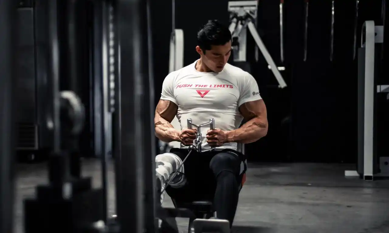 28 中国健美选手比肩欧美巨兽 身材强悍胜美队