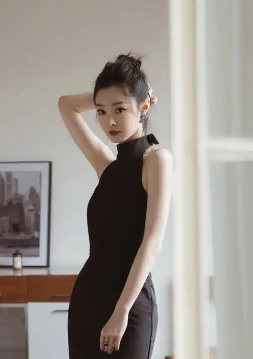 宋轶绝美黑色露背裙造型,这臀腰比例真绝!_身材_线条_娱乐