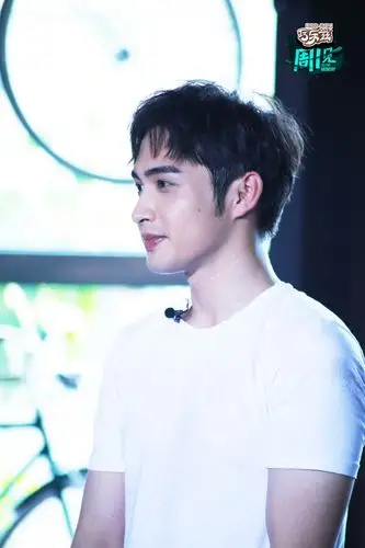 张彬彬节目现场脱衣脱鞋 光脚上阵惊呆众人