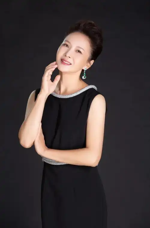 电影远山花开顺利杀青气质女神赵越本色出演钢琴老师