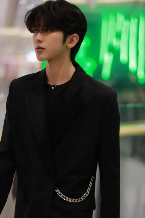 蔡徐坤线下活动生图路透,一身黑身材挺拔,这个状态太优越了吧