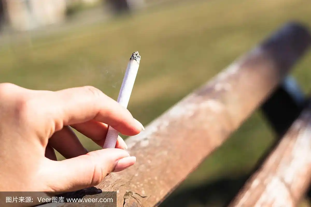 女人手里拿着香烟