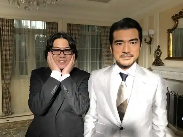 与金城武合影,高晓松后退又捂脸