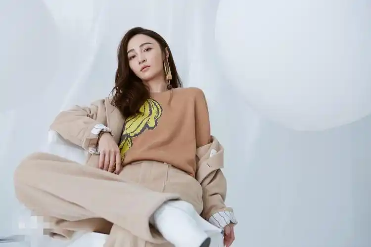 姚笛秋季自然视觉系推崇舒适简单生活方式