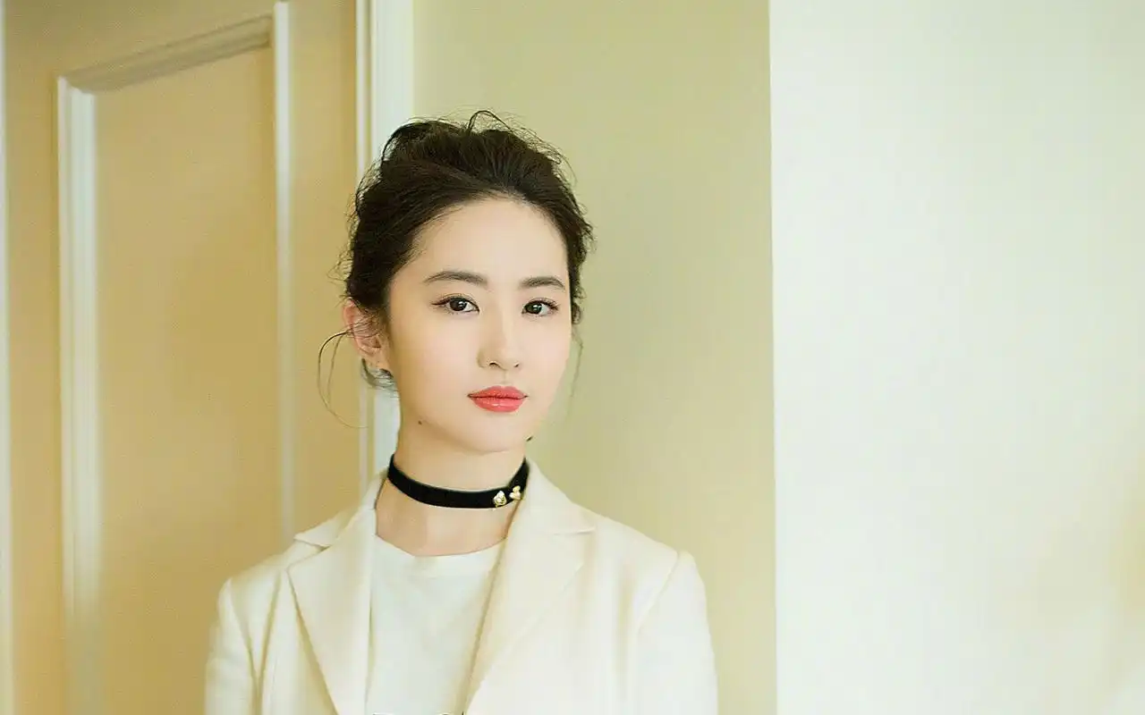 刘亦菲丸子头清纯养眼写真桌面壁纸