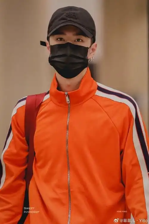 王一博机场穿搭好帅,就没有他驾驭不了的颜色,一种颜色一种气质,怎么