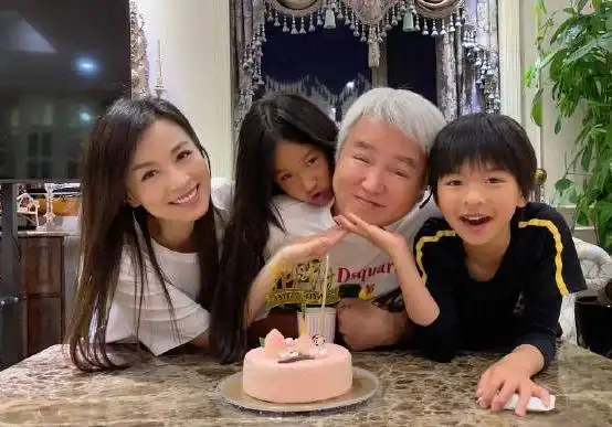 " 照片中,张庭一家四口对镜露出灿烂笑容,温馨幸福.