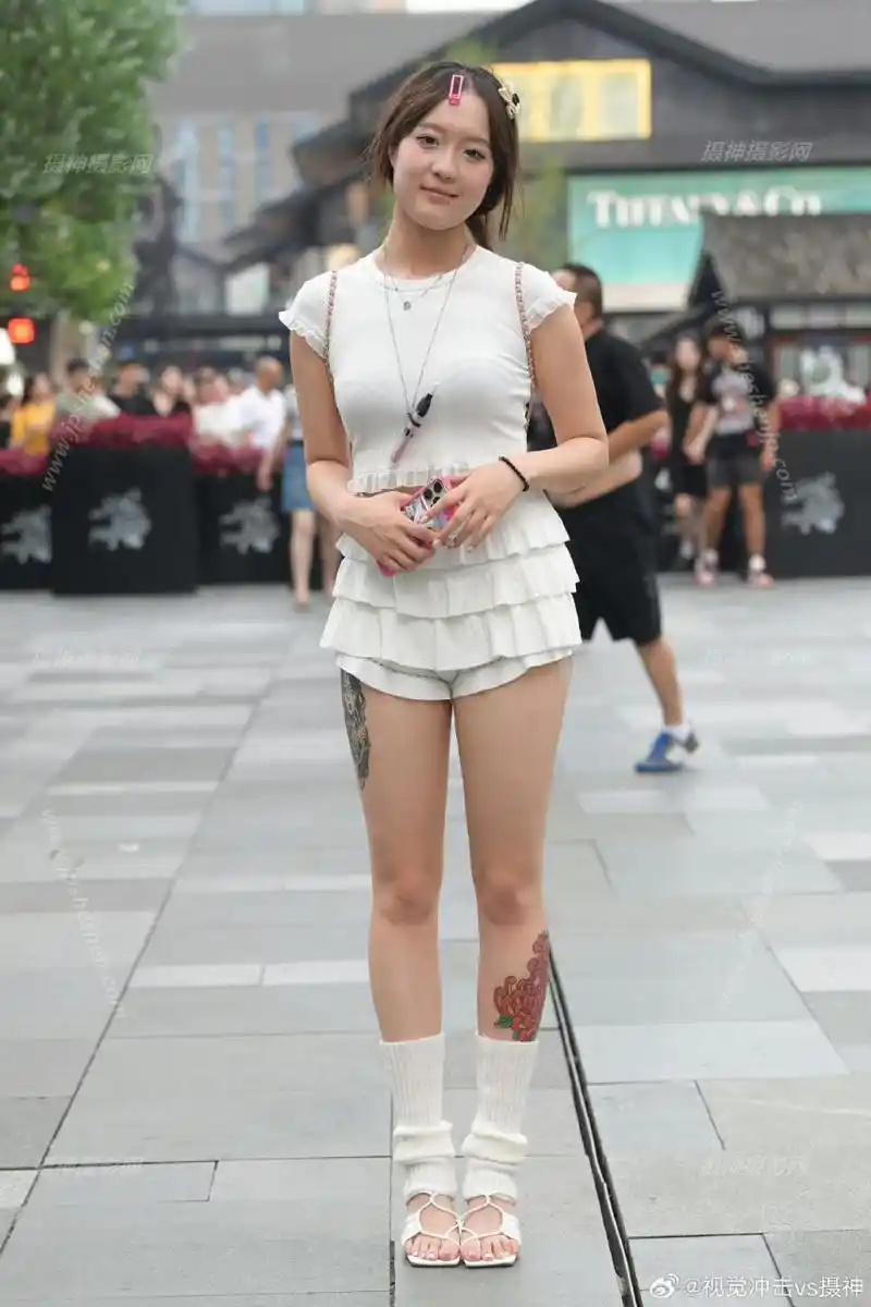 活泼可爱的纹身女孩#时尚街拍