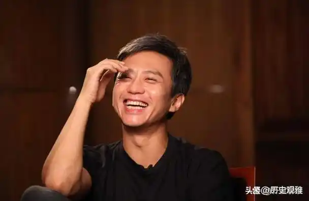 45岁邓超和李乃文上海拍戏,风吹现秃顶,明星也逃不开秃顶烦恼啊