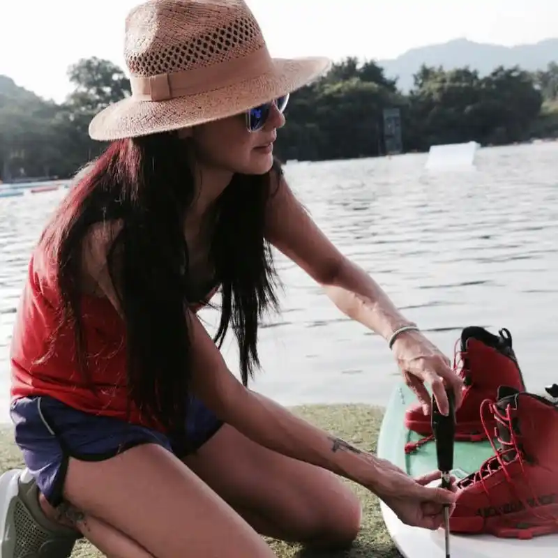 8 张柏芝玩水上运动 网友却心疼她的手