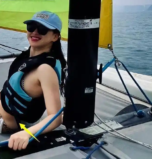 朱珠三亚度假,泳装亮相却遭身材质疑?