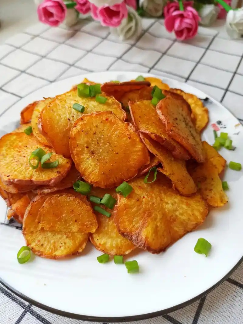 炸薯片的家常做法,3个红薯1把孜然,酥脆可口,做一大盆不够吃