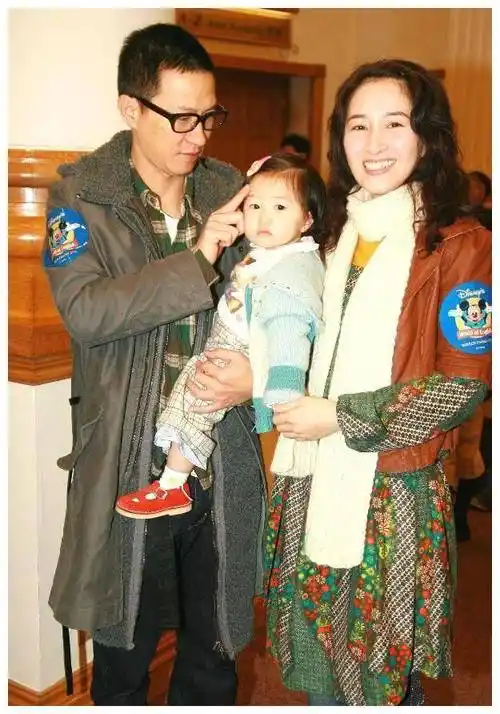 张家辉影帝风采:58岁身材抢眼,宠妻秘诀大揭秘,备受瞩目.