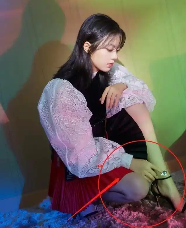 赵今麦大胆挑战"高跟鞋",看清效果图,哪像是个17岁小女生