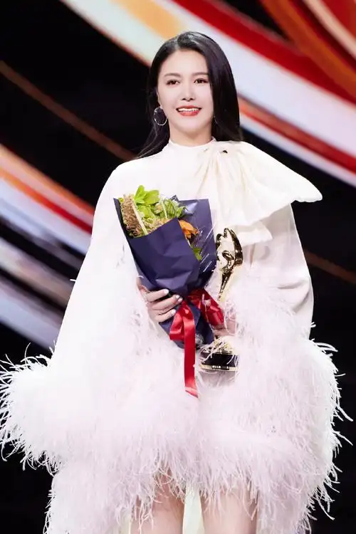 恭喜姐姐@谭维维荣获【2022#微博之夜#】"微博年度女歌手"!