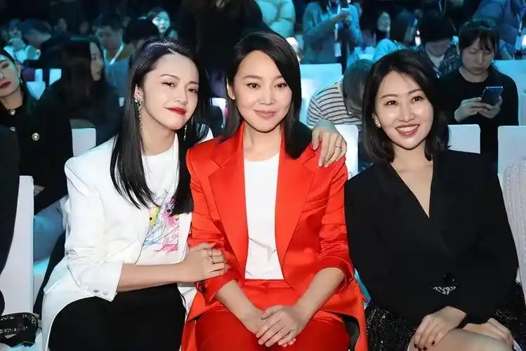 闫妮姚晨梦幻同框同穿西装风格却不同但明显姚晨略胜一筹