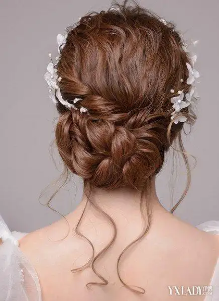 介绍学习化妆盘发的方法 3个妙招帮你变气质美女