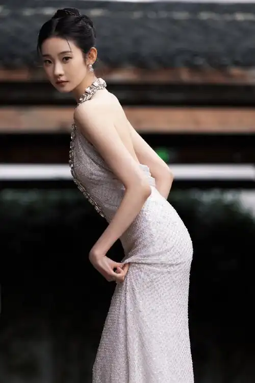 张艺凡深v露背礼服