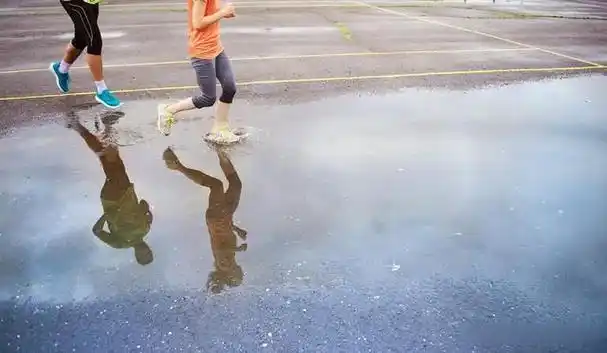 另一种情况,如果淋了雨或者趟了水,鞋子湿的比较重,甚至内部也进去水