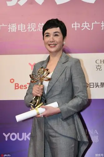 蒋雯丽摘得白玉兰"视后",后台游刃有余胜者姿态