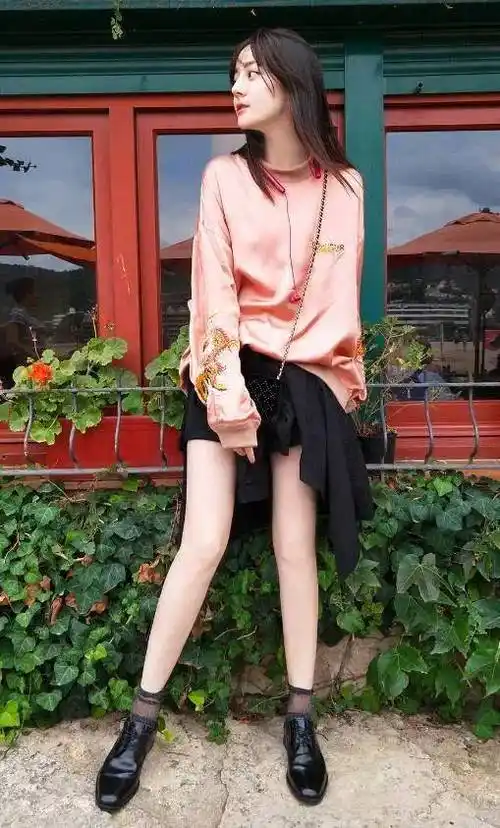 迪丽热巴净身高170cm,但是其腿就有109cm,腿比上半身长,使得她穿衣服