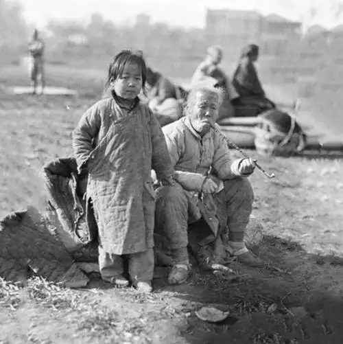 老照片:民国穷苦家庭的儿童,吃不饱穿不暖,这才是穷人真实写照