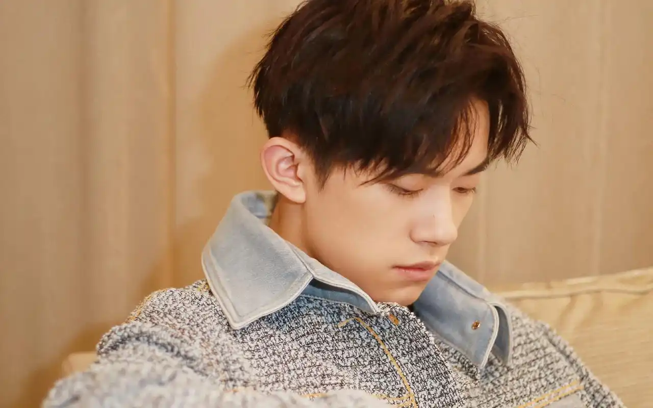 易烊千玺高清帅气写真图片桌面壁纸