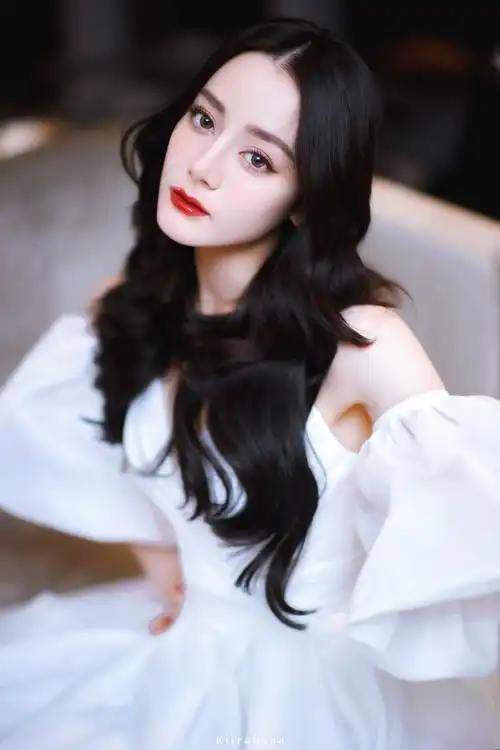 迪丽热巴白色仙女裙,今天是仙气飘飘白雪公主迪