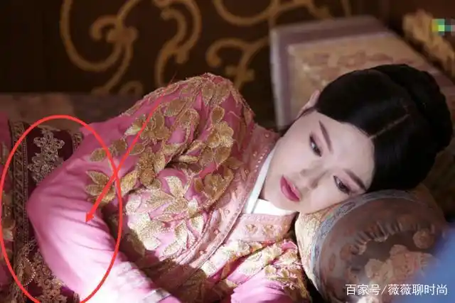 唐嫣孕期受刺激晕倒,镜头扫过她侧卧的肚子,第一个不会穿帮的孕妇