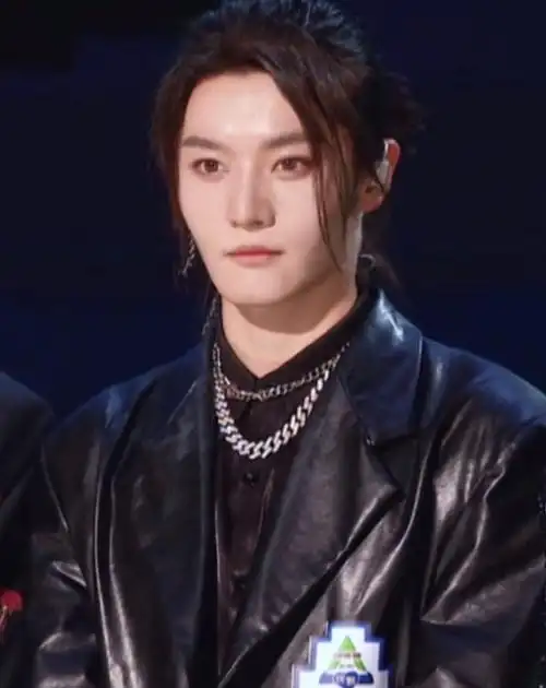 创造营一公的时候选了作为怪物这个舞台,暗黑系妆容77傲气的眼神,和