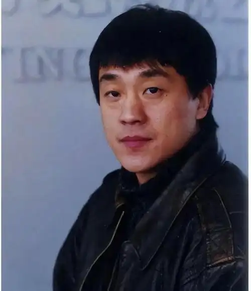 回顾老戏骨何冰为何结婚26年零绯闻看看妻子的做法就明白了