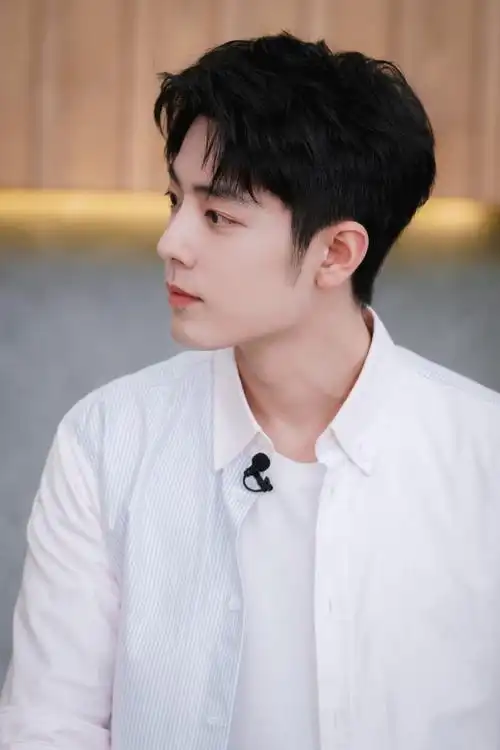 肖战白衬衫花絮照