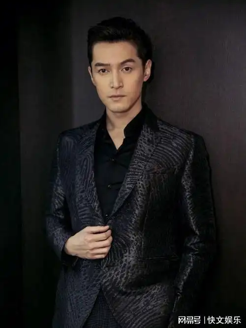 42岁胡歌现身上海认不出脸部皱纹明显太真实气质过人明星范足