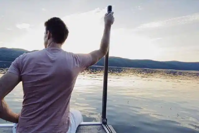 陈赫前妻许婧晒偷拍男友背影照高调撒糖,t先生健壮身材抢镜