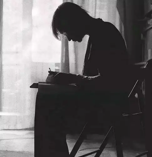 我想和你互相浪费,一起虚度沉默与无意义