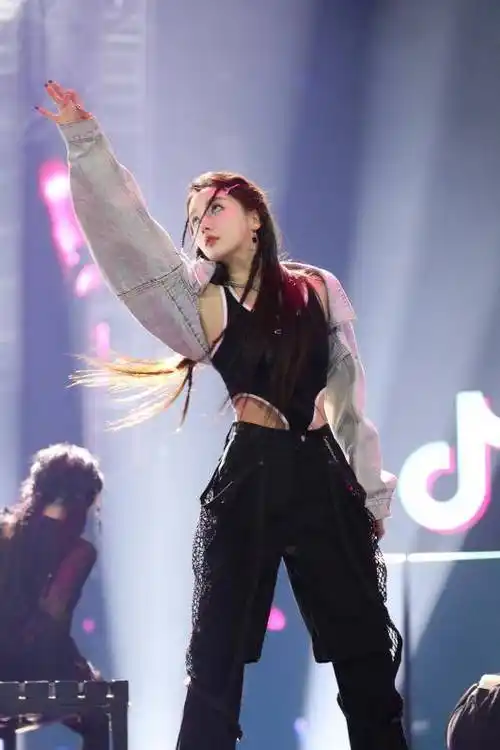 姜贞羽银蓝色金属感妆造亮相《蒙面舞王》 hip-hop舞台酷燃出挑_风格