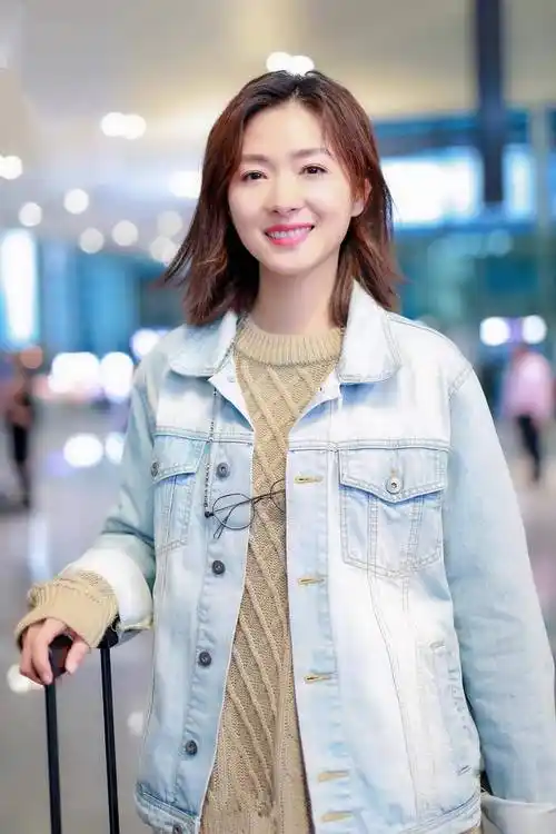 万茜的时尚感无敌了随便穿牛仔外套配针织衫高级感就扑面而来