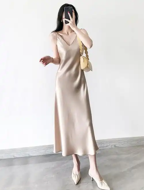 叶一茜真是穿搭高手,一袭香槟色礼服裙优雅高贵,曼妙曲线藏不住