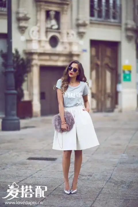 三 银色 粉色银色鞋子也可以和粉色衣服很好的搭配,银色的女王气质和