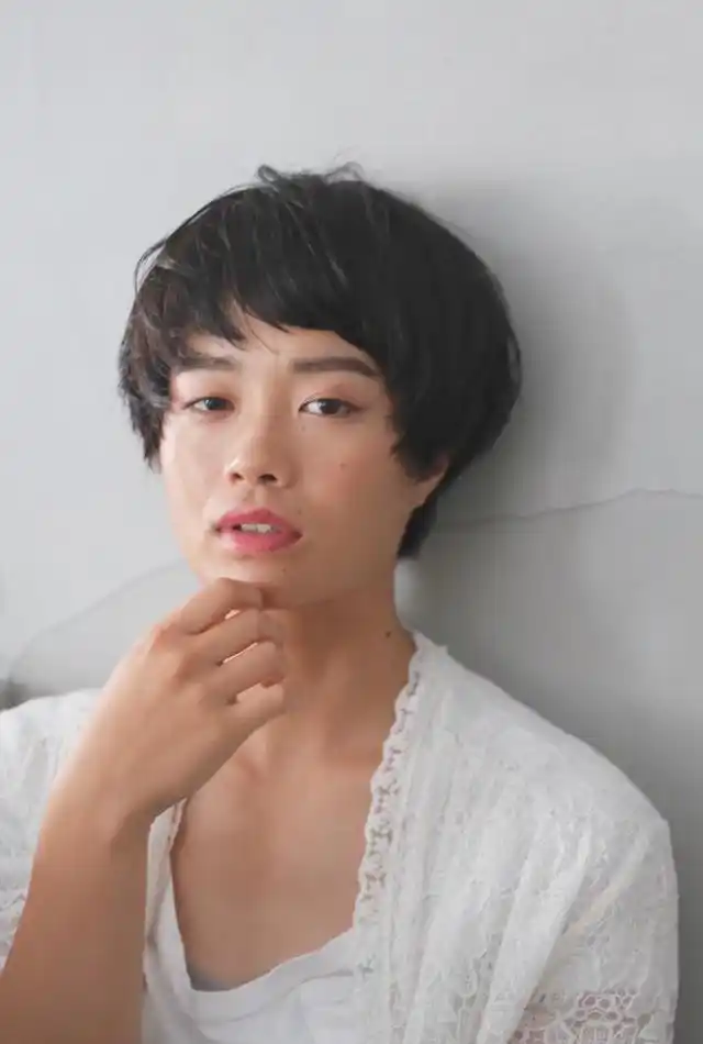 发量多厚粗硬发质的女生,适合超短发的发型,轻轻松松展露出自然风的一