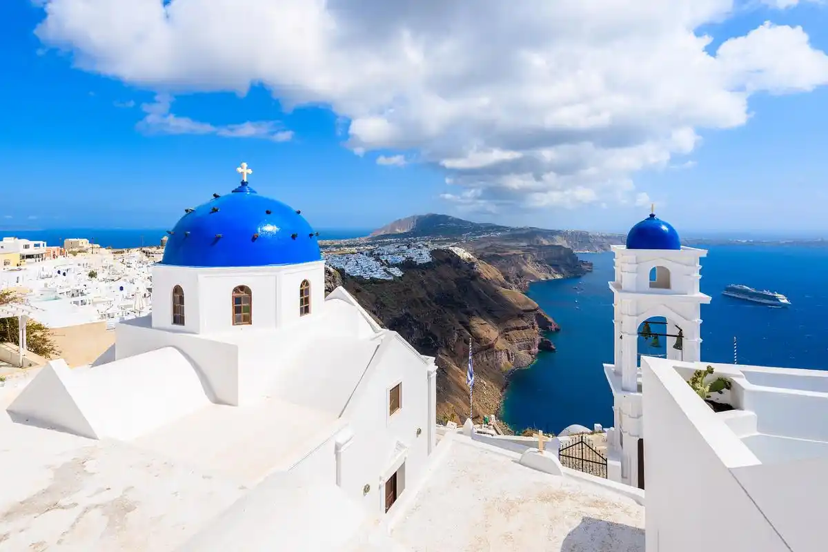 圣托里尼岛位于希腊爱琴海南部,风景如画,拥有大量爱琴海经典的蓝白色
