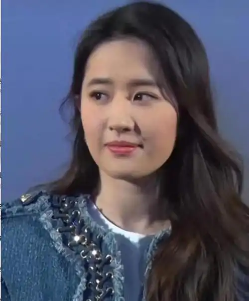 刘亦菲活动生图曝光身材发福脸胖一圈颜值丝毫不输当年