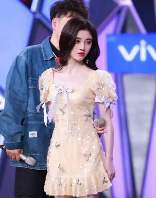 当鞠婧祎和欧阳娜娜撞衫,同穿淡黄色短裙, 身材差距竟如此尴尬