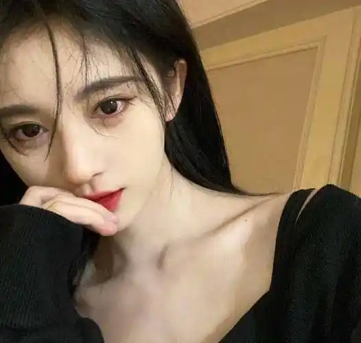 上身u领黑长袖将鞠婧祎的直角锁骨展示的恰倒好处,不得不说,枫叶红色